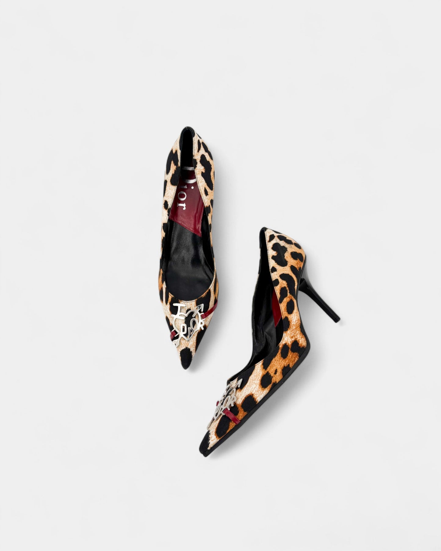 Escarpins léopard à logo métal