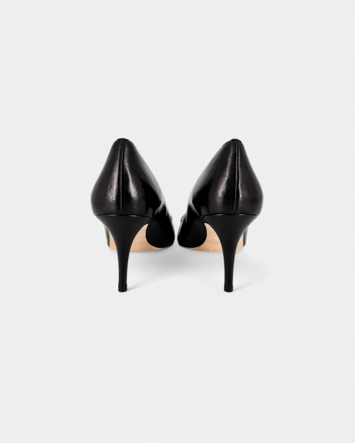 Escarpins en cuir noir orné d'un galon plissé