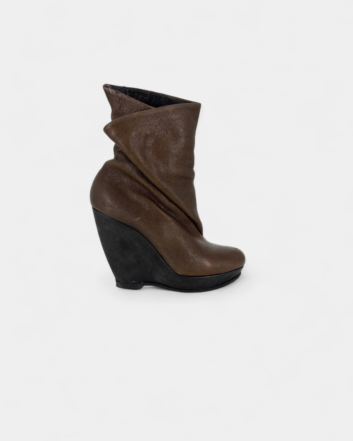 Bottines en cuir marron à talons compensés