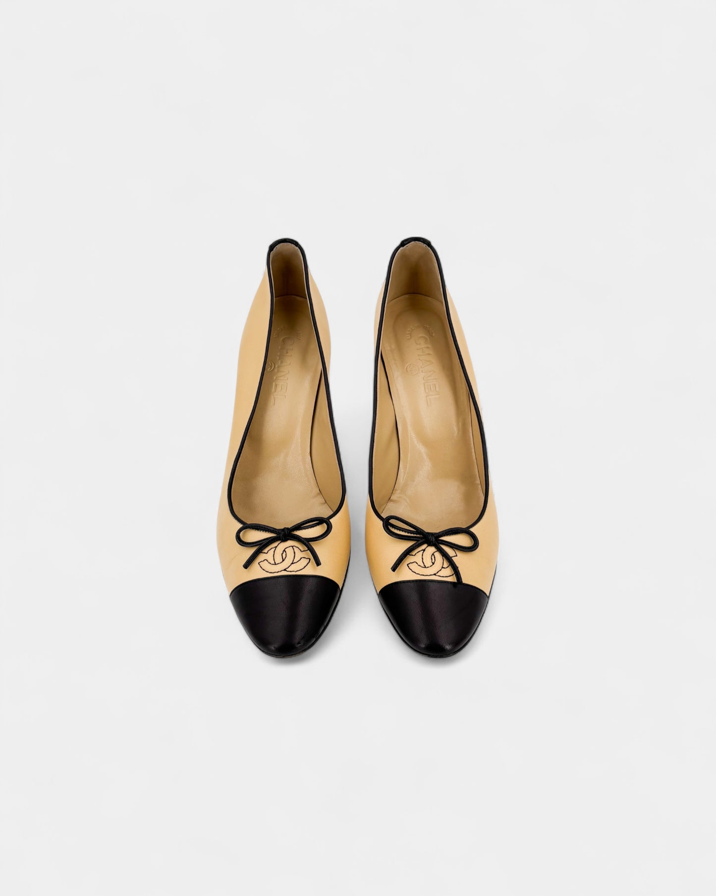 Talons beiges et noirs avec logo