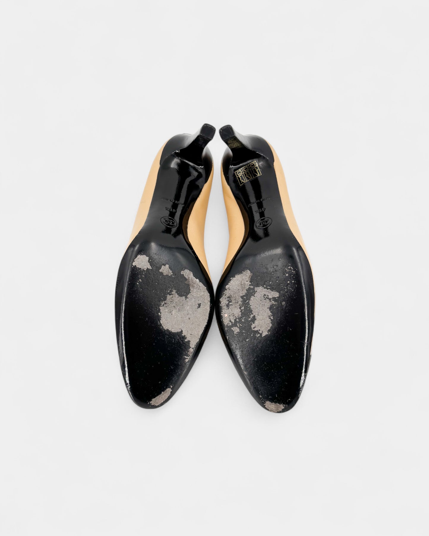 Talons beiges et noirs avec logo