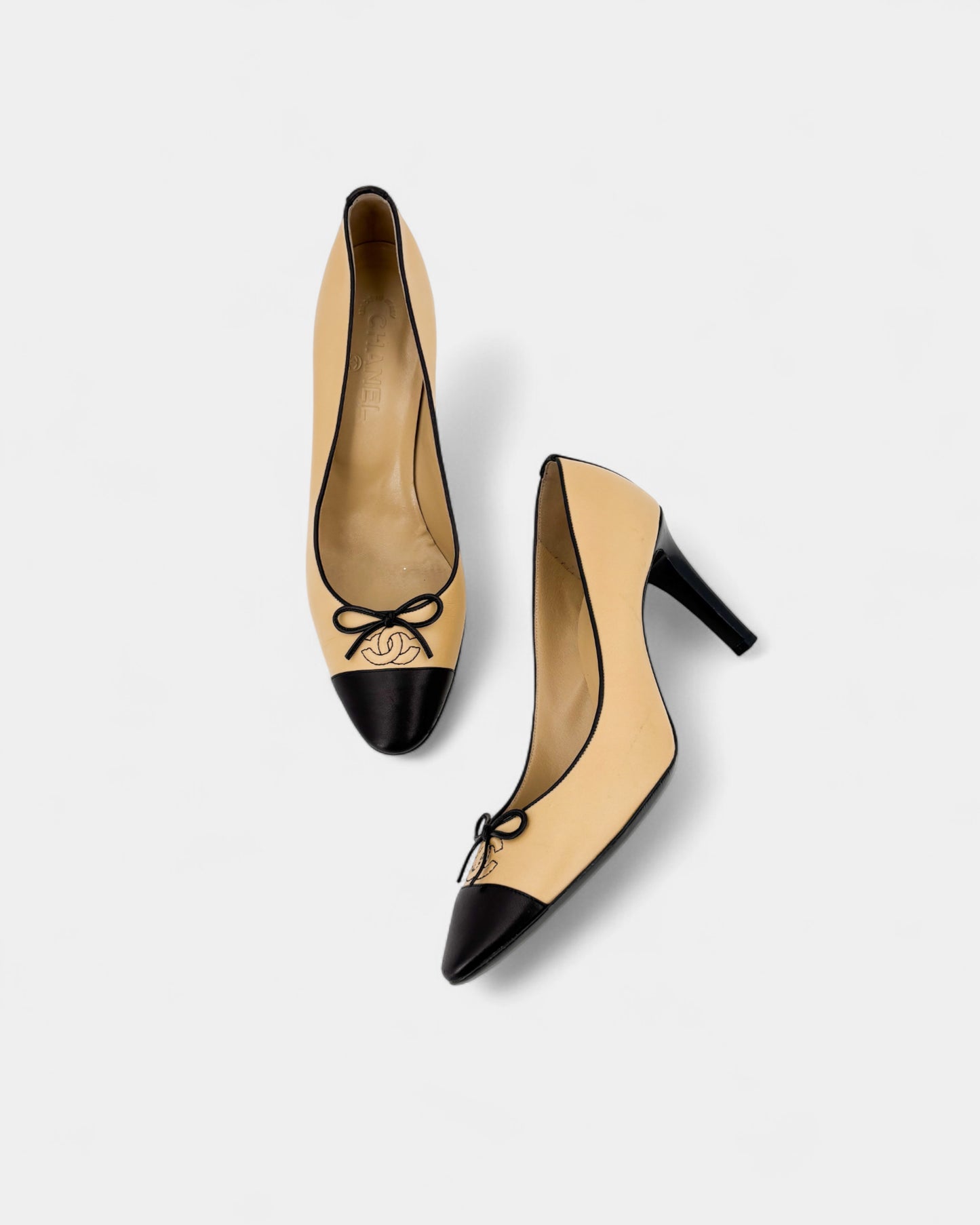 Talons beiges et noirs avec logo