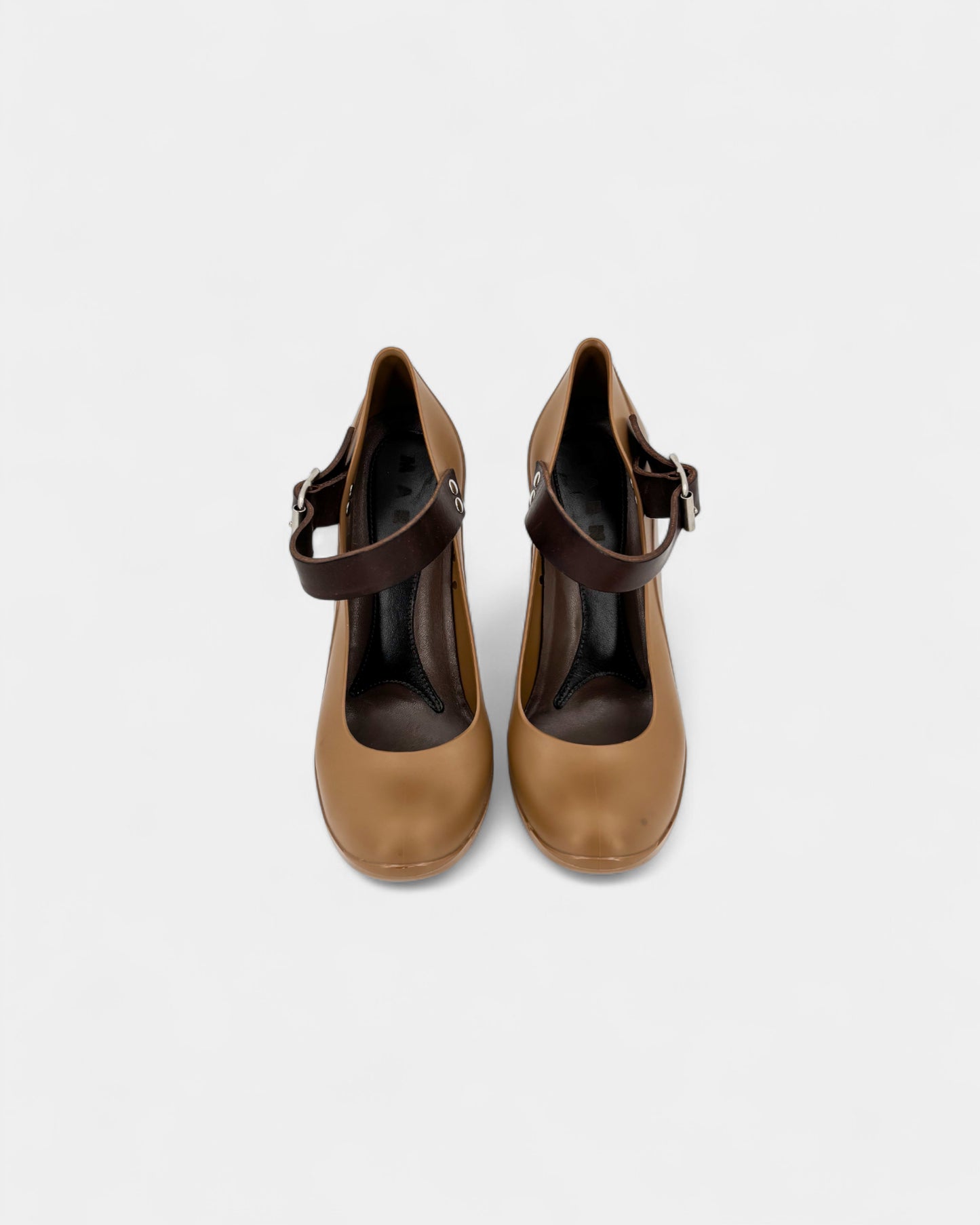 Escarpins en caoutchouc marron avec bride