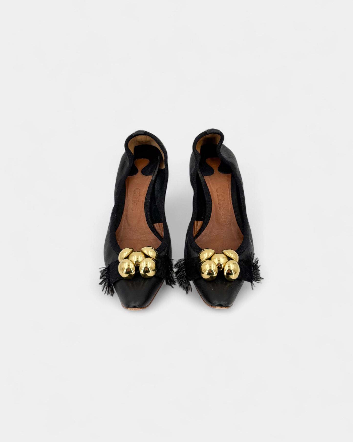 Escarpins noirs à ornements dorés