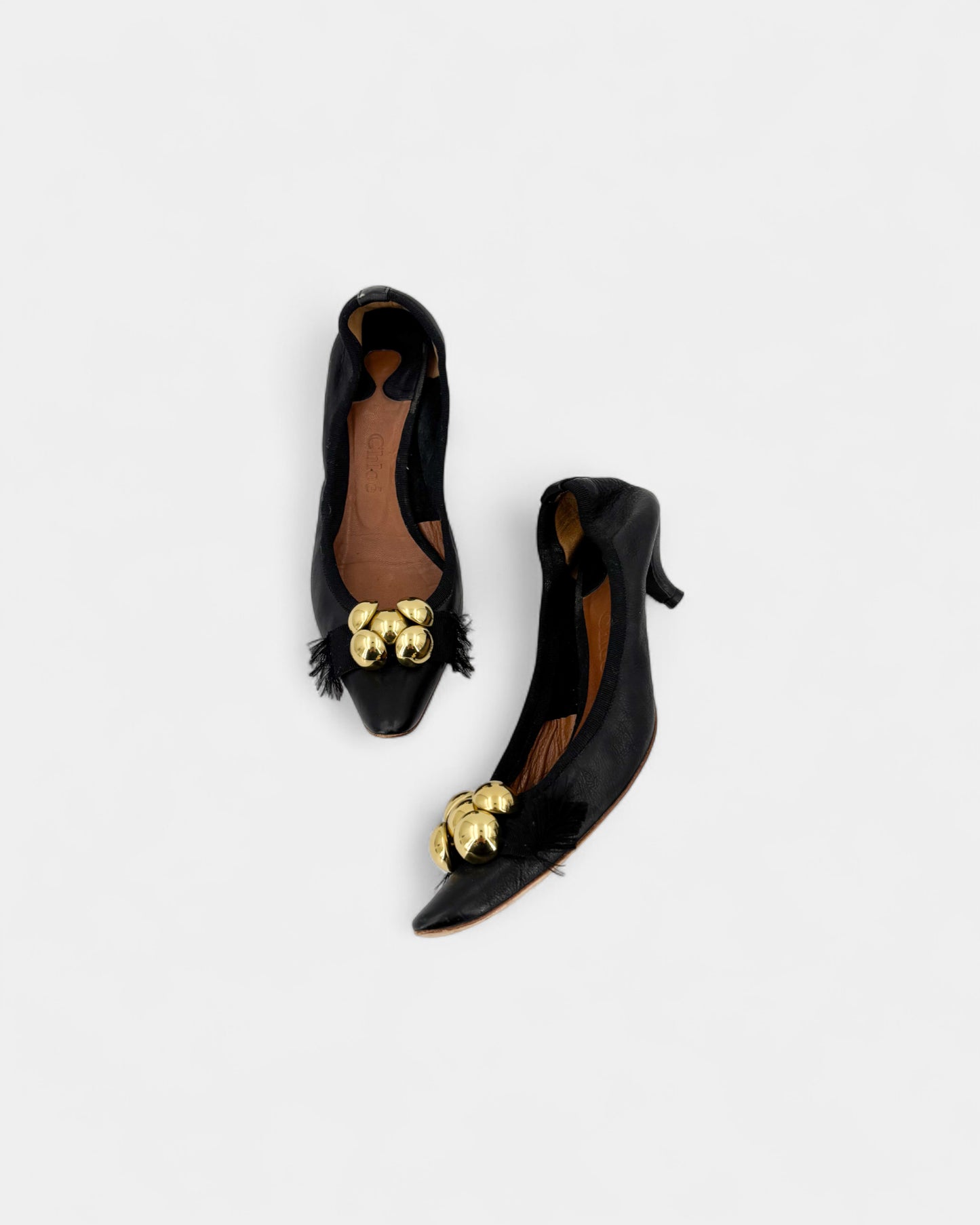 Escarpins noirs à ornements dorés