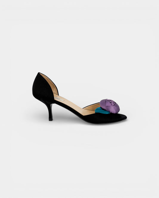 Escarpins en satin avec une fleur violette