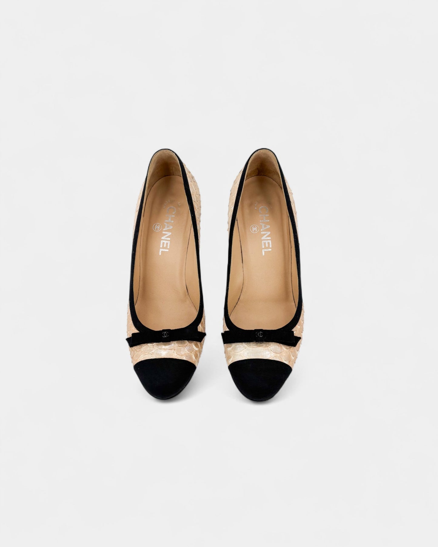 Escarpins en cuir beige et tissu noir