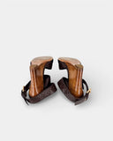 Sandales compensées en cuir marron à bride cheville