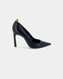 Escarpins en cuir noir ornés d’un bijou doré