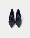 Escarpins en cuir noir ornés d’un bijou doré