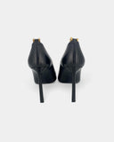 Escarpins en cuir noir ornés d’un bijou doré