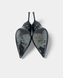 Escarpins en cuir noir ornés d’un bijou doré