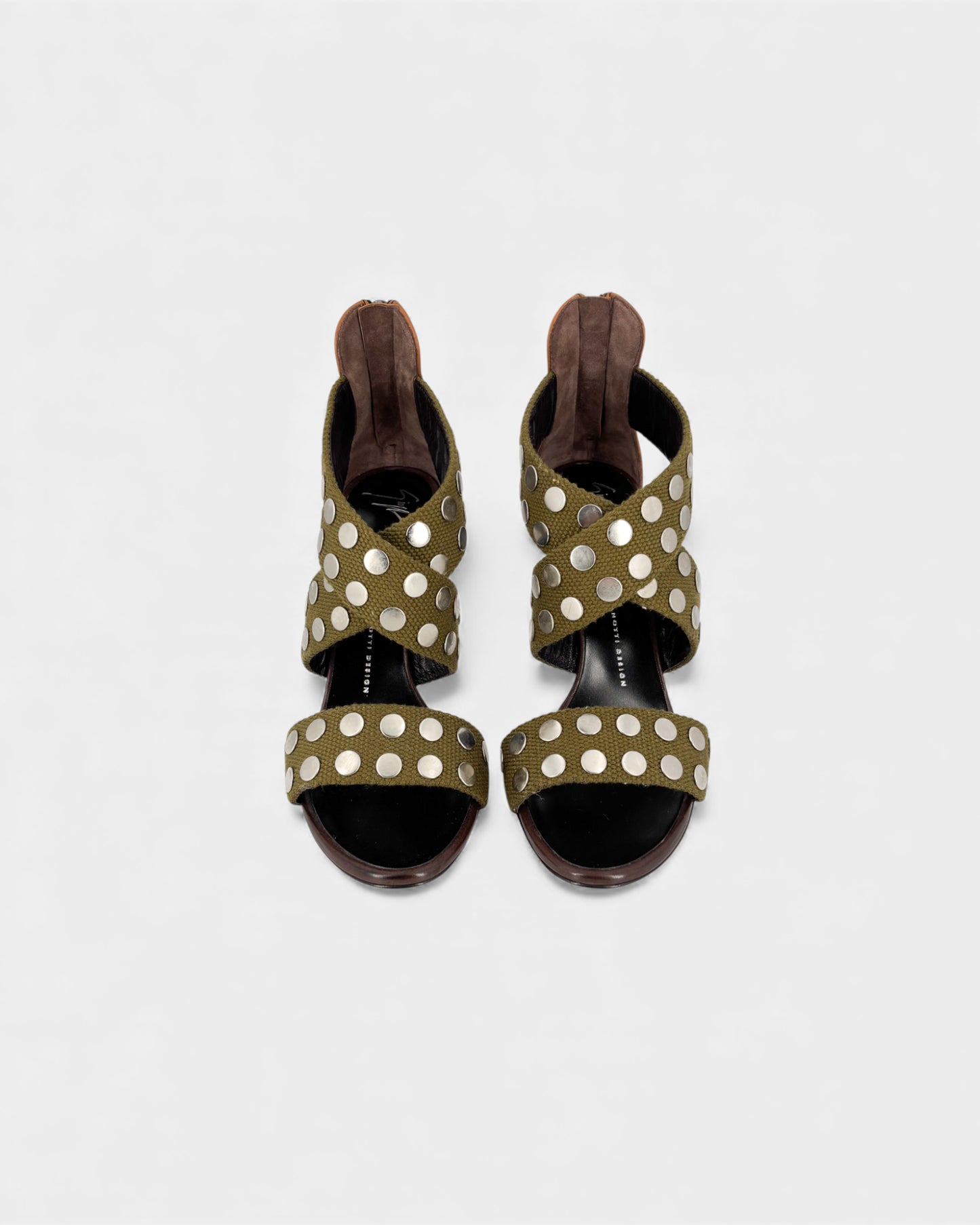 Sandales à bandes kaki cloutées