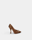 Escarpins en satin marron à détail bijou et talon aiguille