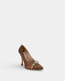 Escarpins en satin marron à détail bijou et talon aiguille
