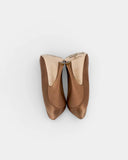 Escarpins en satin marron à détail bijou et talon aiguille
