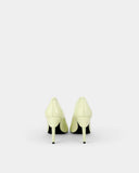 Escarpins en cuir verni jaune pâle à talon fin