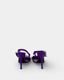 Sandales violettes à talon et plumes