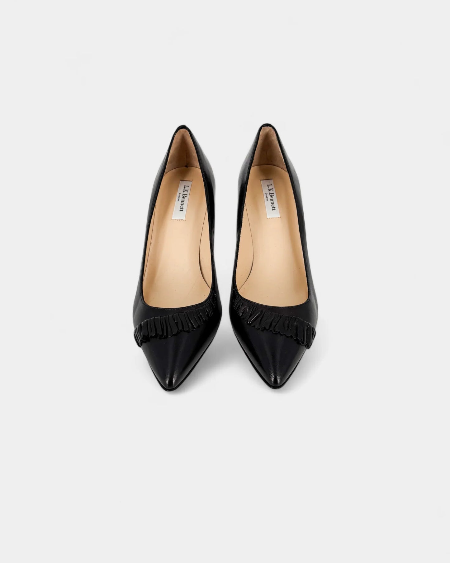 Escarpins en cuir noir orné d'un galon plissé