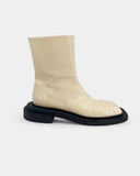 Bottines en cuir verni crème à semelles noires