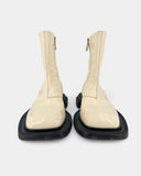 Bottines en cuir verni crème à semelles noires