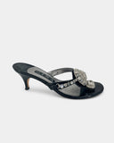 Mules en cuir verni noir à bijoux argentés