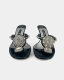 Mules en cuir verni noir à bijoux argentés