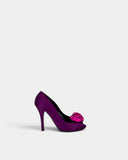 Escarpins en satin violet à fleur