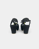 Sandales noires à plateforme et détails fraise