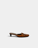 Mules marron style mocassin à détail métal