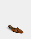 Mules marron style mocassin à détail métal