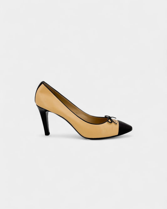 Talons beiges et noirs avec logo