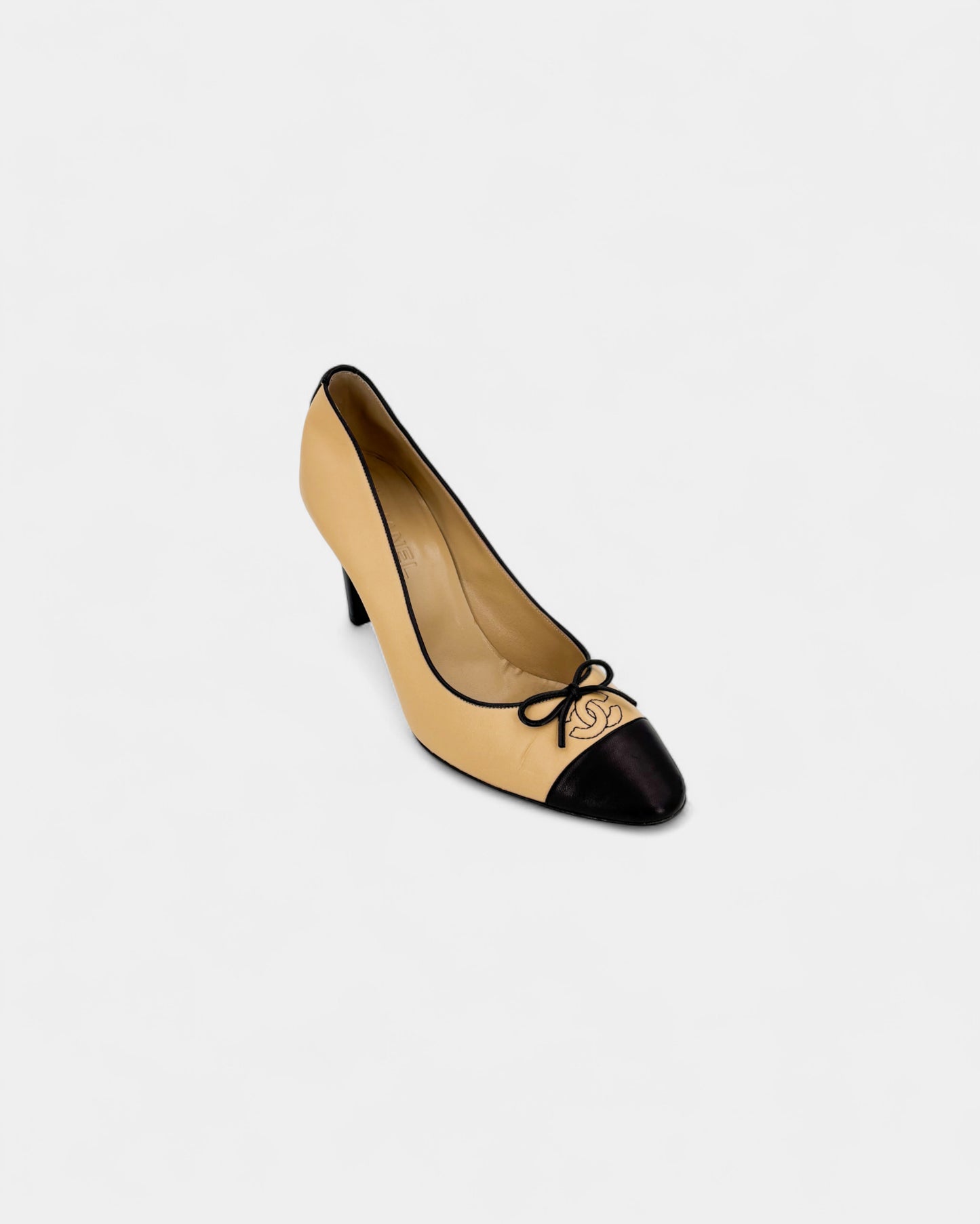 Talons beiges et noirs avec logo