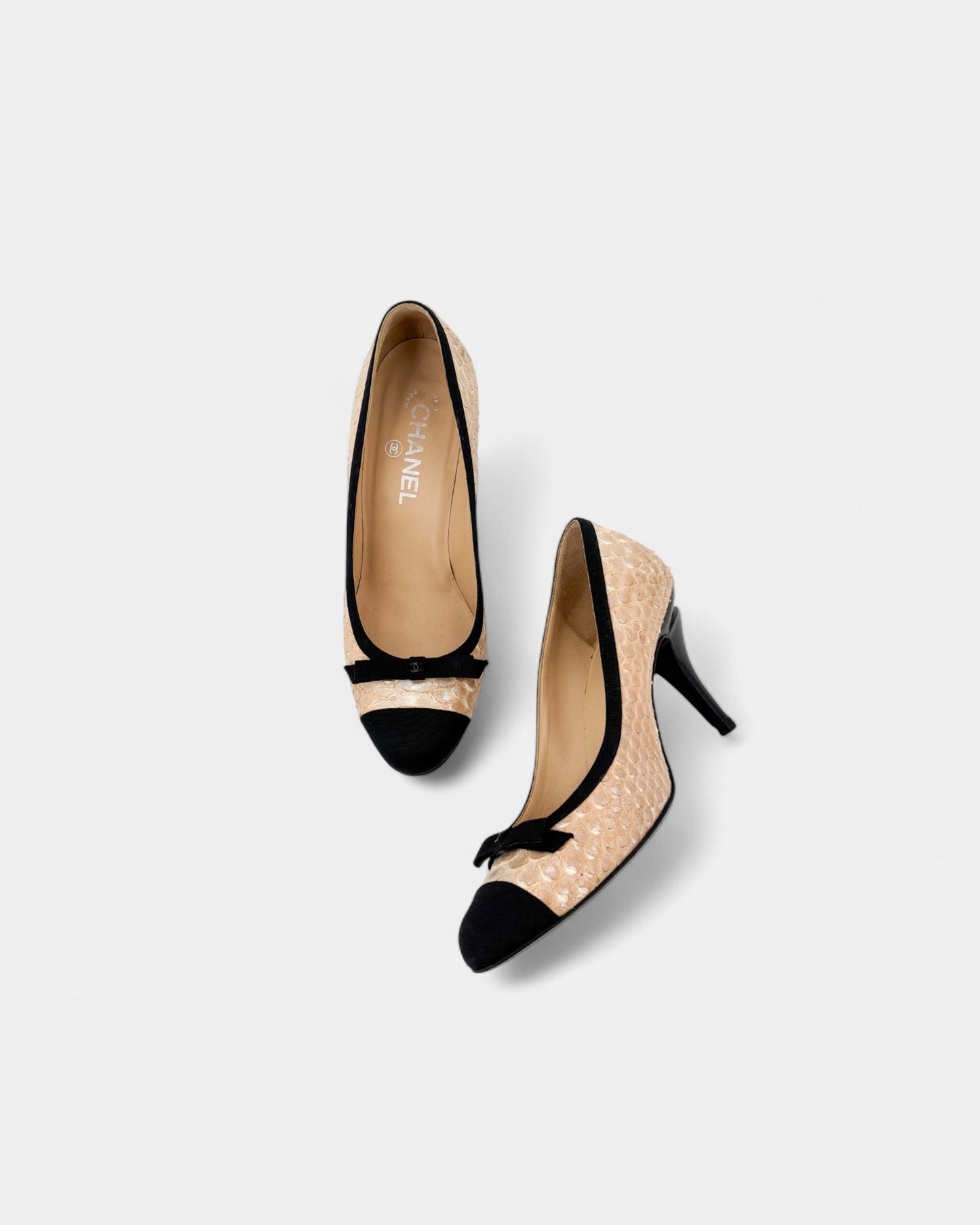 Escarpins en cuir beige et tissu noir