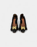 Escarpins noirs à ornements dorés