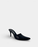 Mules en cuir noir perforé à bout pointu