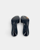 Mules en cuir noir perforé à bout pointu