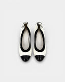 Escarpins Chanel bicolores en cuir verni