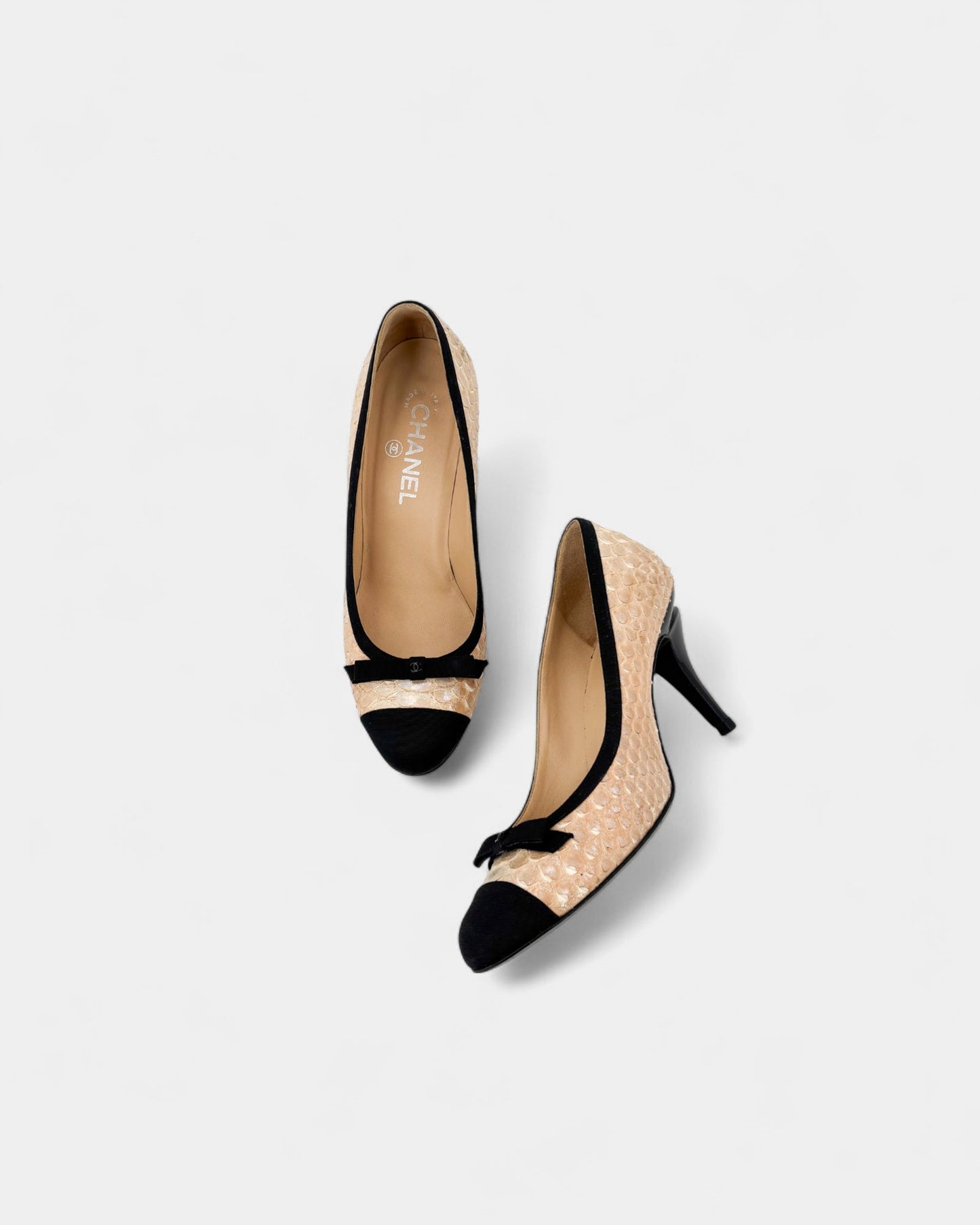 Escarpins en cuir beige et tissu noir